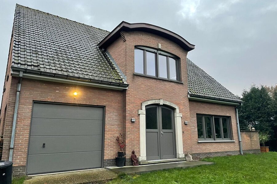 Ruime gezinswoning op centrale locatie te Drongen!