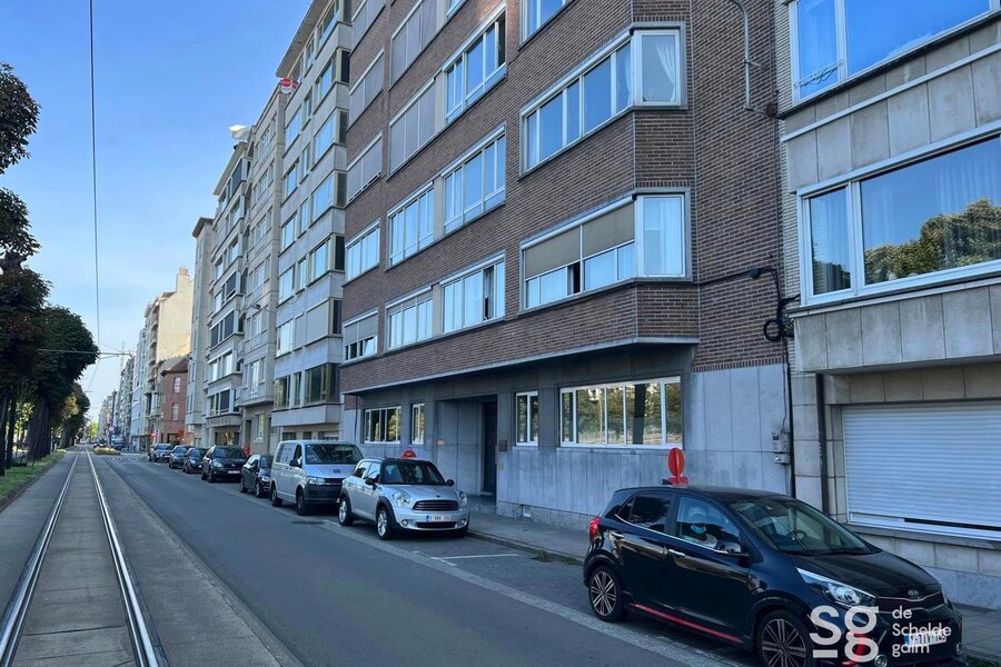 Goed, centraal gelegen kantoorruimte met autostaanplaats in Gent.