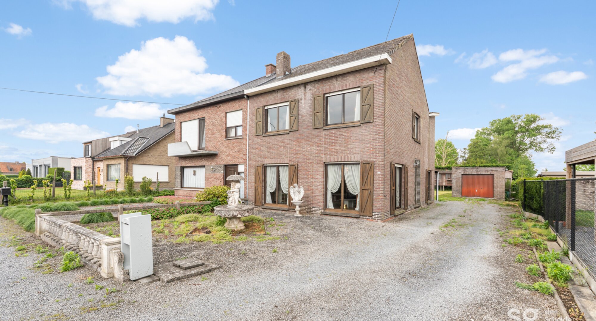 Halfopen bebouwing met diverse mogelijkheden te Nazareth.