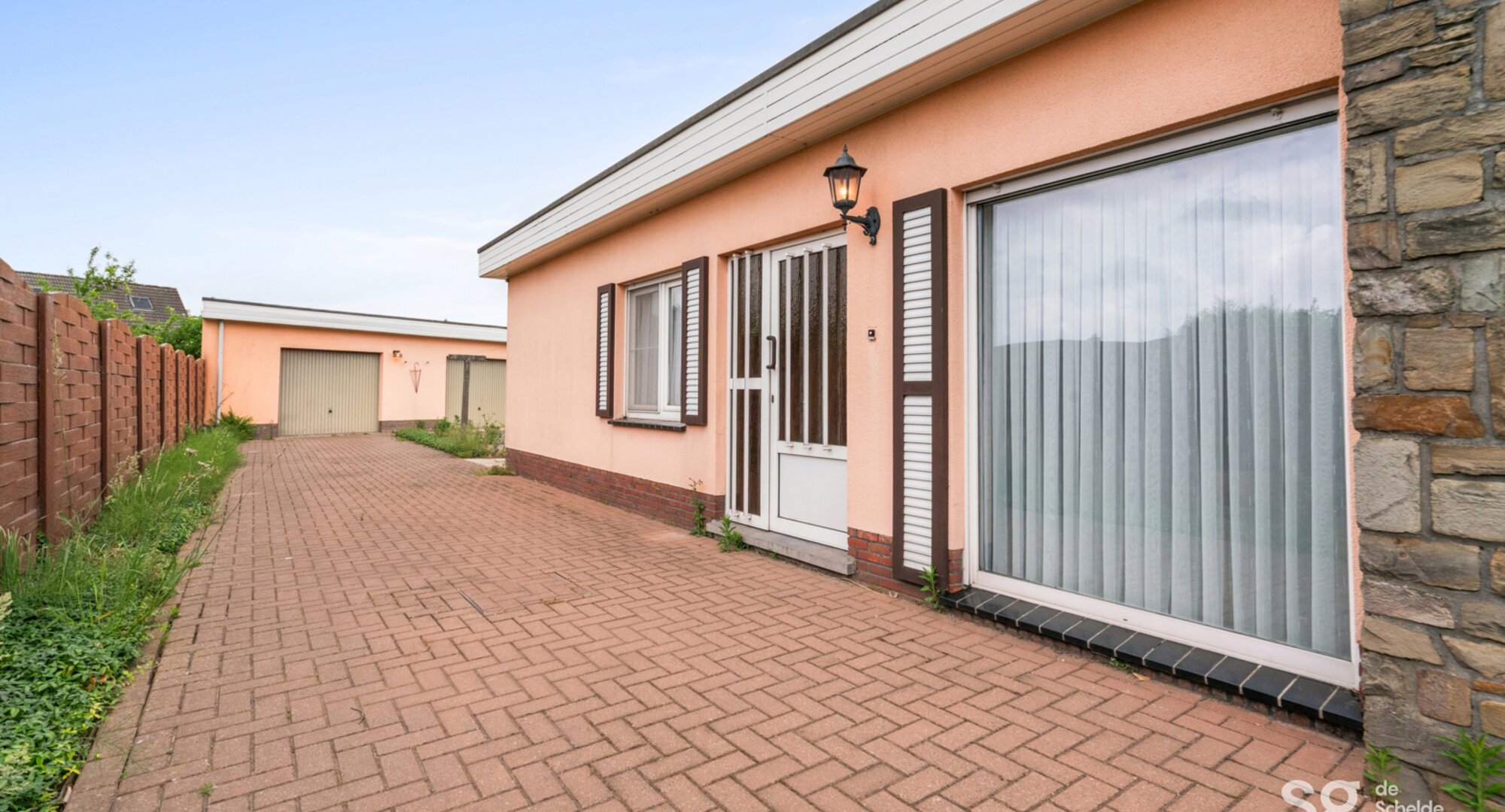 Te renoveren bungalow met aparte werkplaats/magazijn