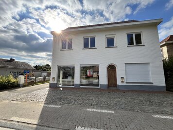 Centraal gelegen handelszaak te huur - 2