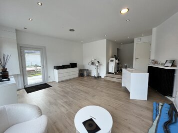 Centraal gelegen handelszaak te huur - 3